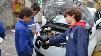 ragazzi a lezione di sostenibilità