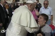 L'abbraccio di Papa Francesco a Luca Ongaro
