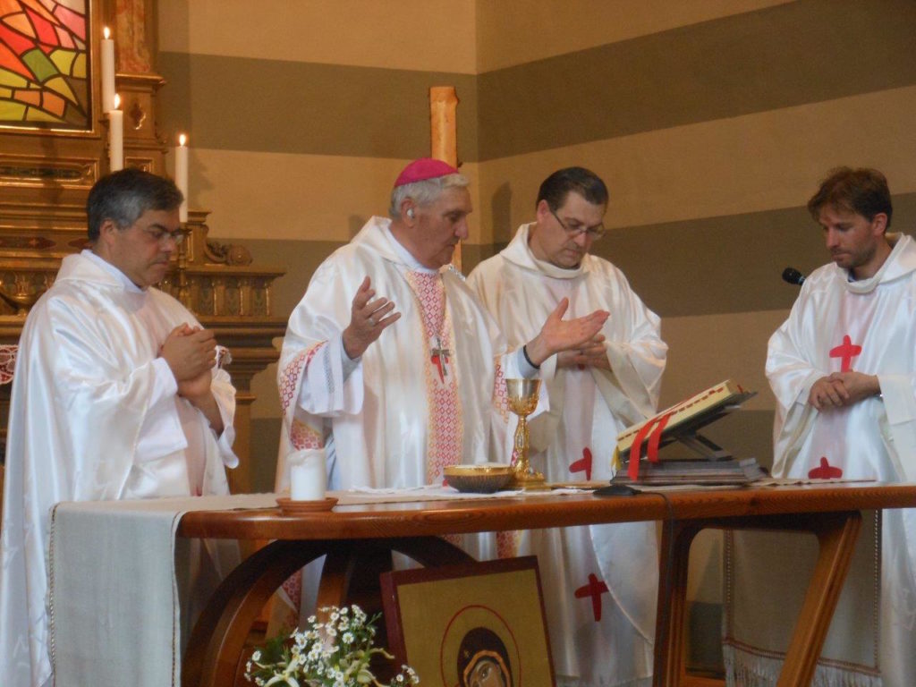 Monsignor Gelmi in una celebrazione a Gandino