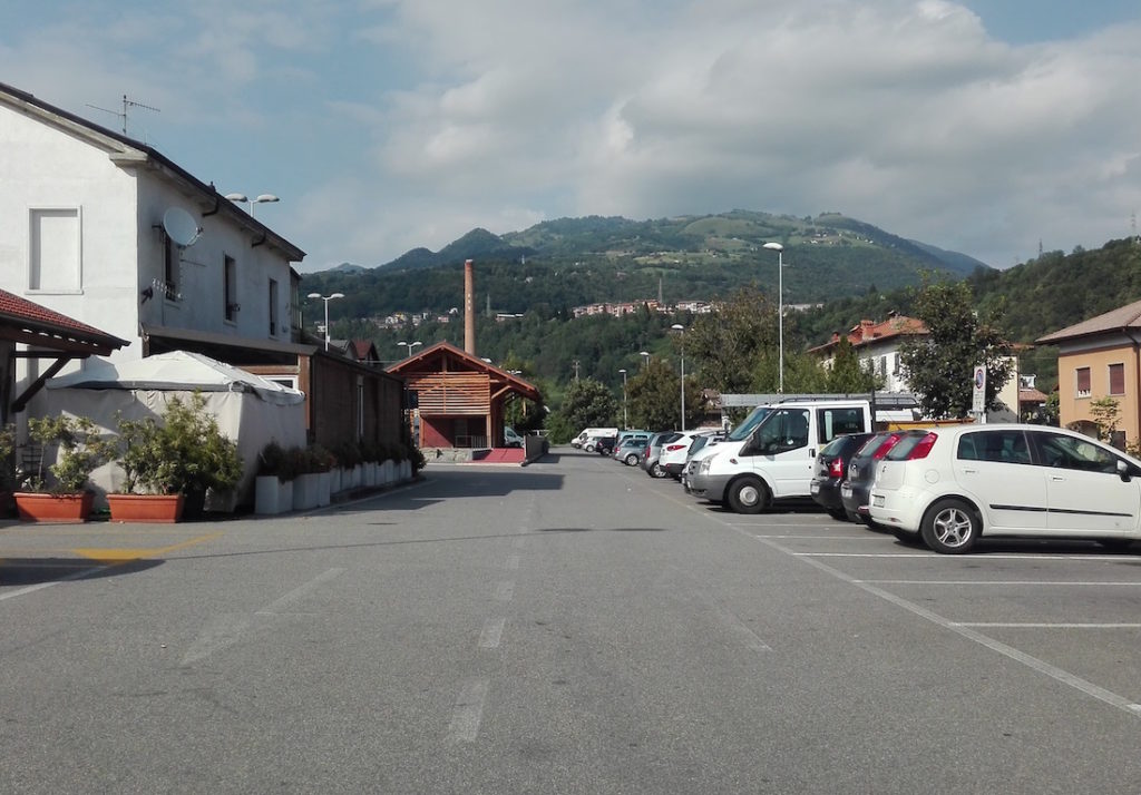 I parcheggi alla stazione di Vertova