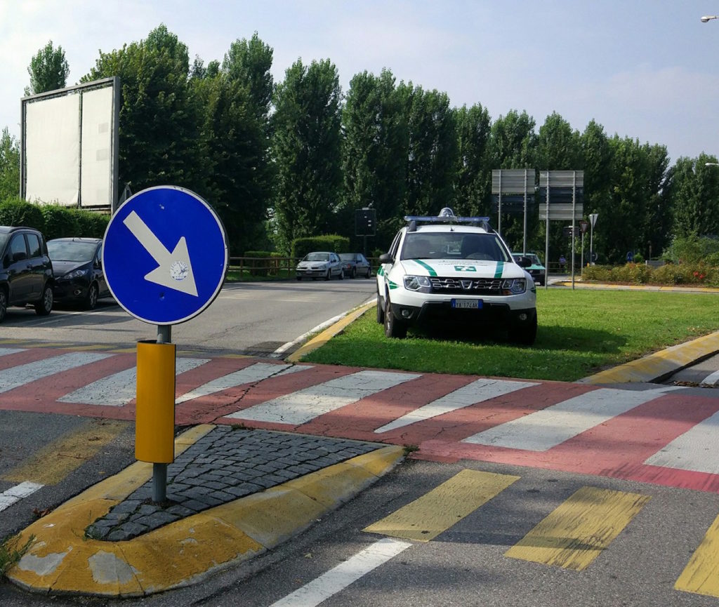 auto-polizialocale-alzano-sosta