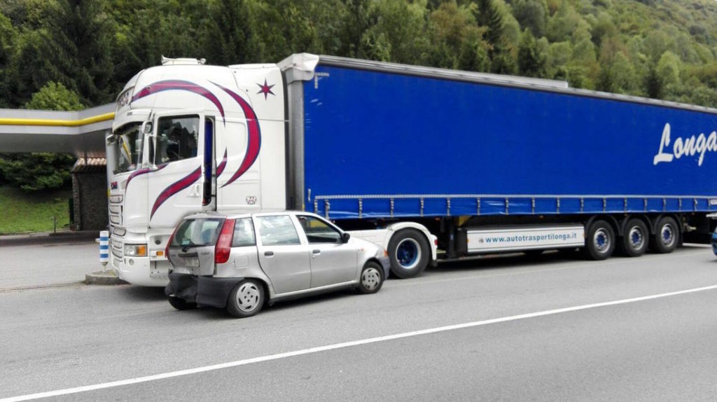 L'auto finita contro il tir