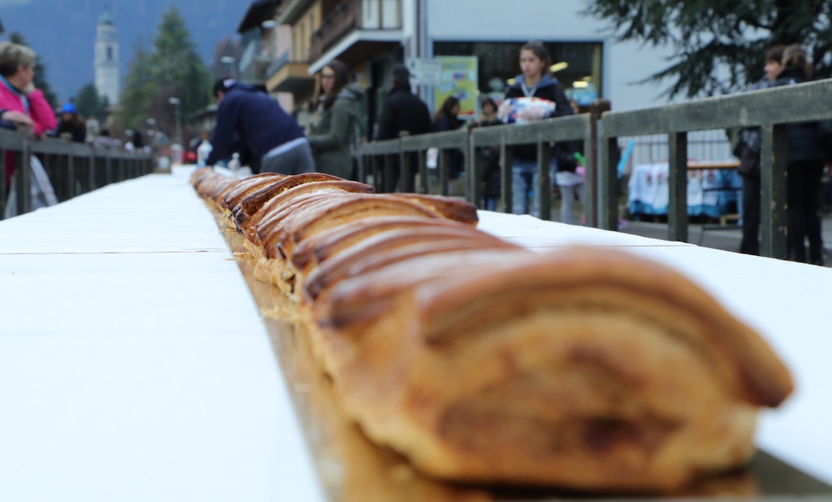 48 metri di golosità, sabato a Clusone torna lo "Strudelone" - Valseriana News - Valseriana News