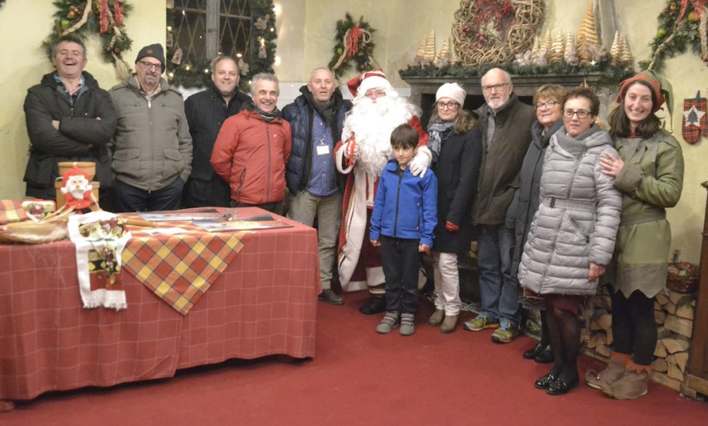 il-gruppo-della-lana-alla-casa-bergamasca-di-babbo-natale-a-gandino