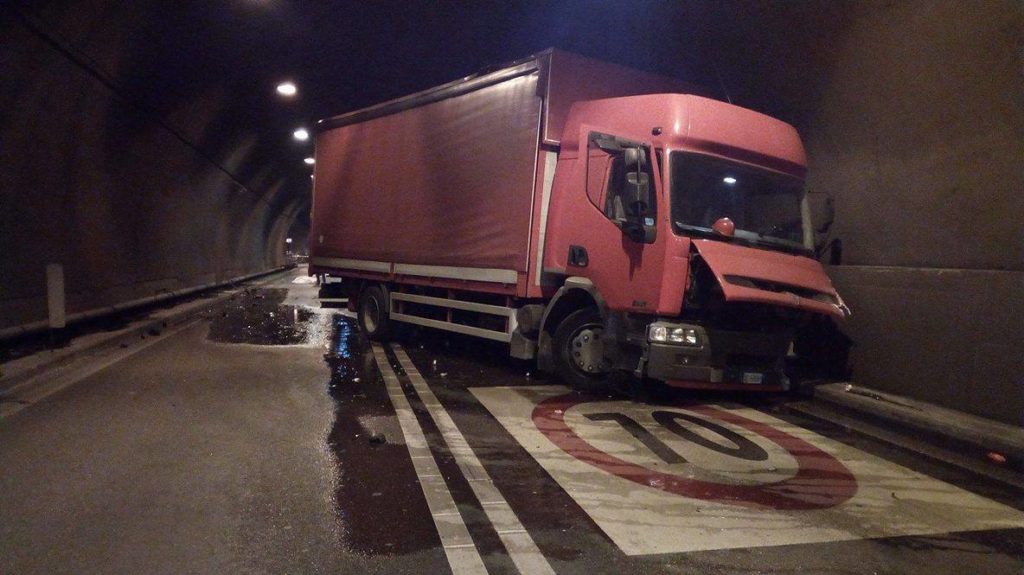 incidente-galleria-montenegrone-camion