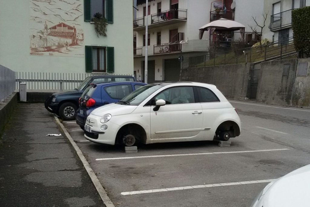 albino-auto-senza-ruote