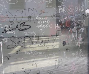 piazza-unita-ditalia-leffe-vandalismo-2