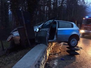 auto-fuori-strada-clusone-selva