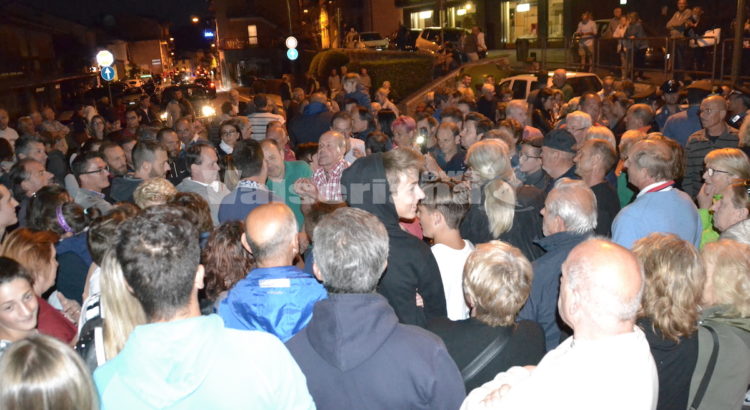 Castione, il Sindaco tra la gente in strada “In arrivo altri 70 migranti” Castione, il Sindaco tra la gente in strada “In arrivo altri 70 migranti”