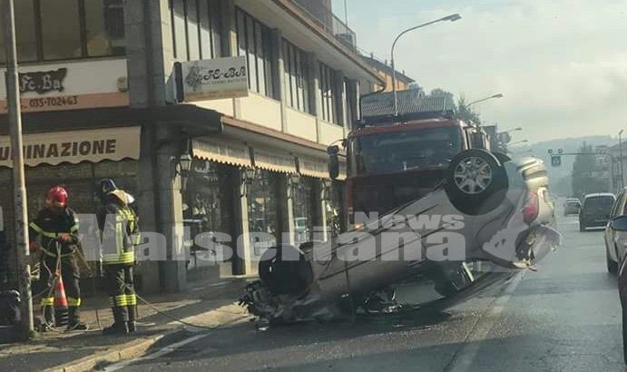 Ribaltamento sulla strada provinciale a Ponte Nossa, nessun ferito grave Ribaltamento sulla strada provinciale a Ponte Nossa, nessun ferito grave