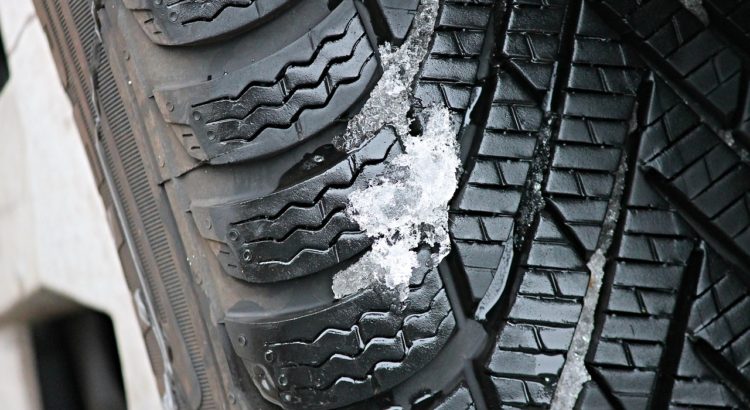 Pneumatici invernali, oggi scatta l’obbligo. Multe fino a 300 euro per chi non si adegua Pneumatici invernali, oggi scatta l’obbligo. Multe fino a 300 euro per chi non si adegua