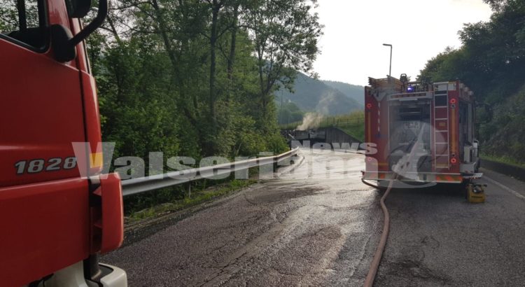 Furgone in fiamme a Cene, sul posto i Vigili del fuoco Furgone in fiamme a Cene, sul posto i Vigili del fuoco