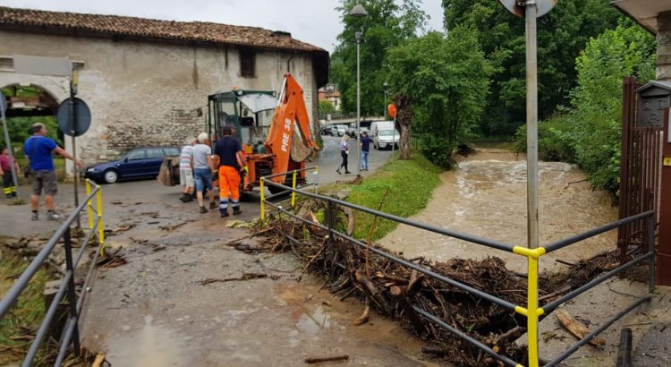 Forte maltempo, a Nembro un ponte bloccato dai detriti Forte maltempo, a Nembro un ponte bloccato dai detriti