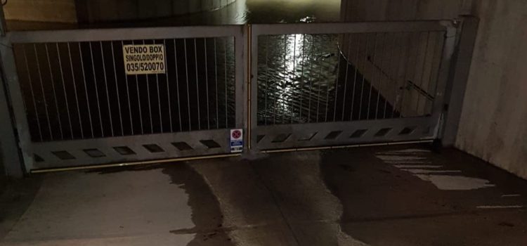 Perdita d’acqua in un condominio ad Alzano, in azione con l’elettropompa i vigili del fuoco Perdita d’acqua in un condominio ad Alzano, in azione con l’elettropompa i vigili del fuoco