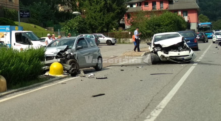 Incidente sulla provinciale a Ponte Nossa, tre auto coinvolte Incidente sulla provinciale a Ponte Nossa, tre auto coinvolte