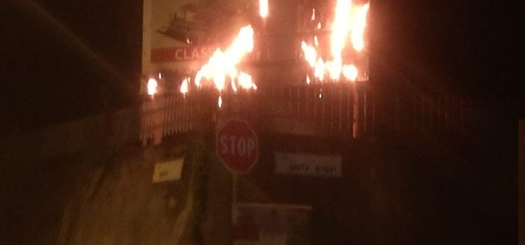 Cazzano, in fiamme il tabellone parrocchiale Cazzano, in fiamme il tabellone parrocchiale
