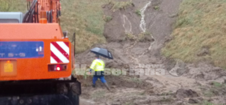 Colere: frana sulla strada per Magnone. Volontari al lavoro da ieri sera Colere: frana sulla strada per Magnone. Volontari al lavoro da ieri sera