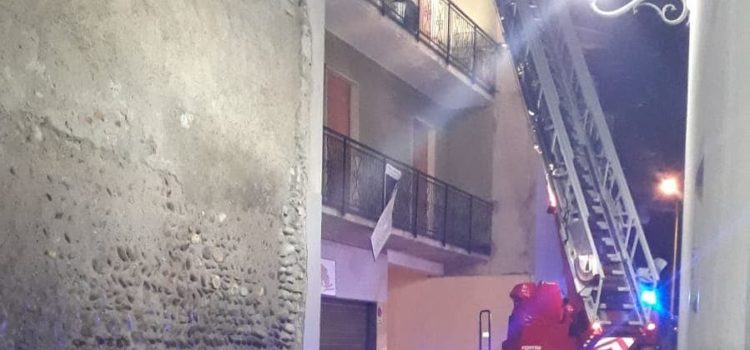 Forte vento, tegole pericolanti a Villa di Serio Forte vento, tegole pericolanti a Villa di Serio