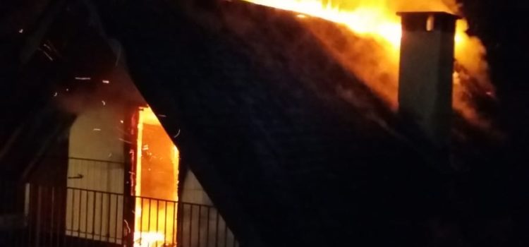 Abitazione prende fuoco nella notte a Colzate in fiamme 120 metri quadri di tetto – Foto Abitazione prende fuoco nella notte a Colzate in fiamme 120 metri quadri di tetto – Foto