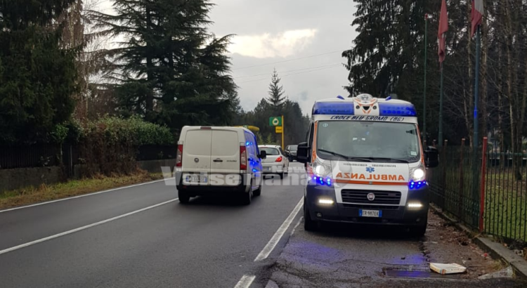 Clusone: scontro auto moto sulla provinciale, 4 le persone coinvolte Clusone: scontro auto moto sulla provinciale, 4 le persone coinvolte