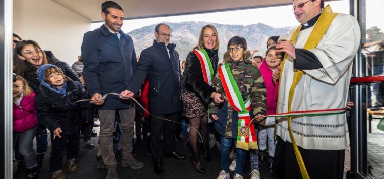 Cerete, taglio del nastro alla nuova scuola primaria – foto Cerete, taglio del nastro alla nuova scuola primaria – foto