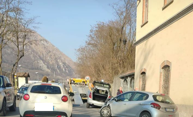 Scontro sulla provinciale a Casnigo Scontro sulla provinciale a Casnigo