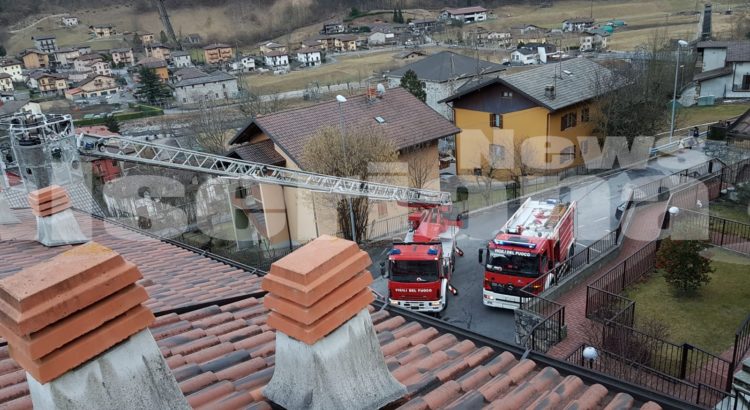 Incendio tetto ad Ardesio, sul posto i Vigili del fuoco Incendio tetto ad Ardesio, sul posto i Vigili del fuoco