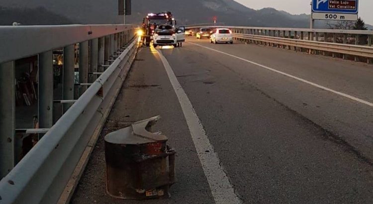 Furgone perde benna, auto colpita lungo la provinciale Furgone perde benna, auto colpita lungo la provinciale