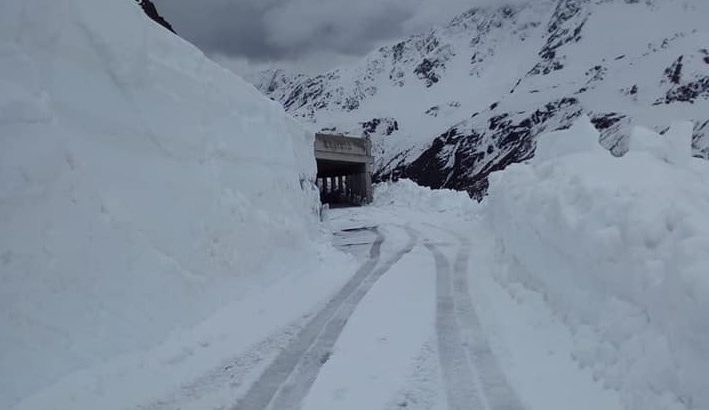 4 metri di neve al Passo del Gavia: a rischio il passaggio della tappa del Giro Lovere-Ponte di Legno 4 metri di neve al Passo del Gavia: a rischio il passaggio della tappa del Giro Lovere-Ponte di Legno