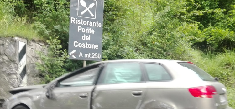 Incidente sulla Provinciale a Casnigo tra un camion e due auto Incidente sulla Provinciale a Casnigo tra un camion e due auto