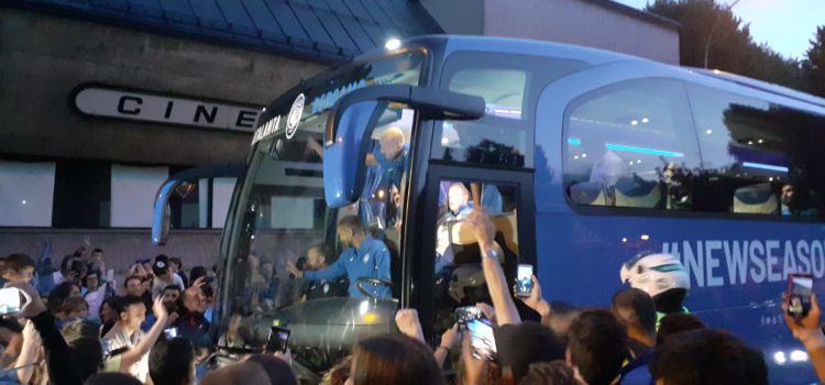 Folla a Clusone per l’arrivo dell’Atalanta – video Folla a Clusone per l’arrivo dell’Atalanta – video