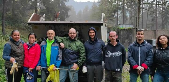 Clusone: i volontari puliscono la Pineta. In campo anche i giovani del Rotaract Clusone: i volontari puliscono la Pineta. In campo anche i giovani del Rotaract