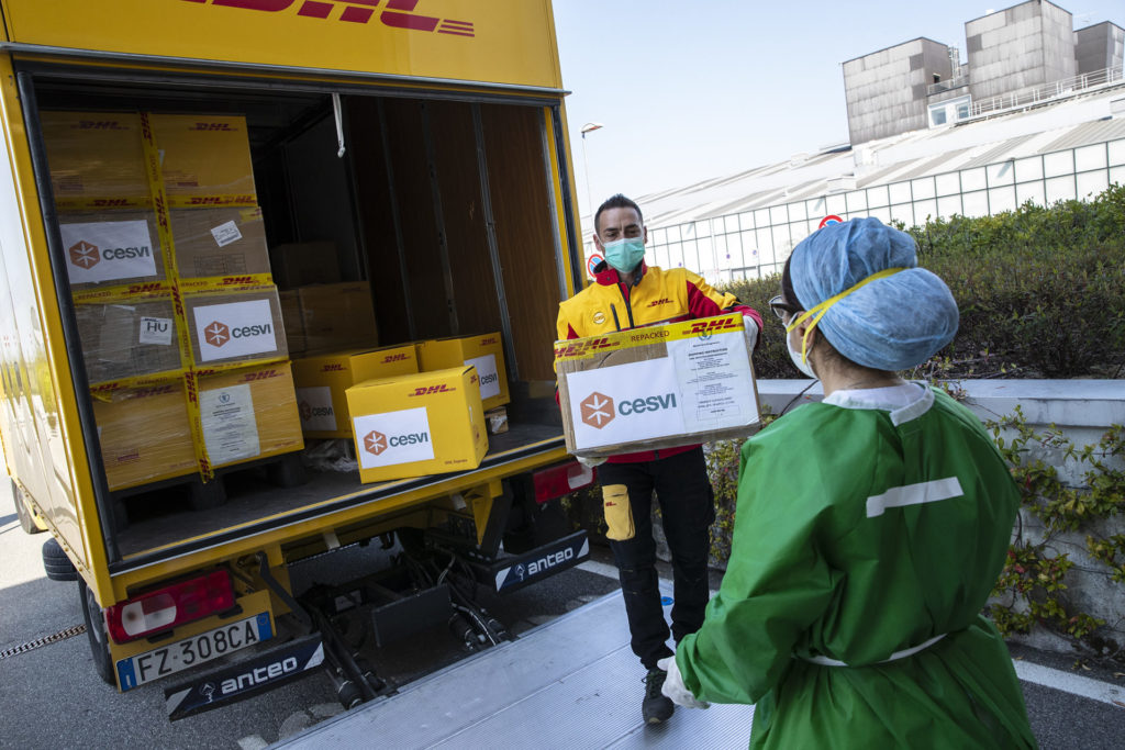 Atre 350mila mascherine per gli ospedali di Bergamo grazie alla collaborazione fra Cesvi e DHL.