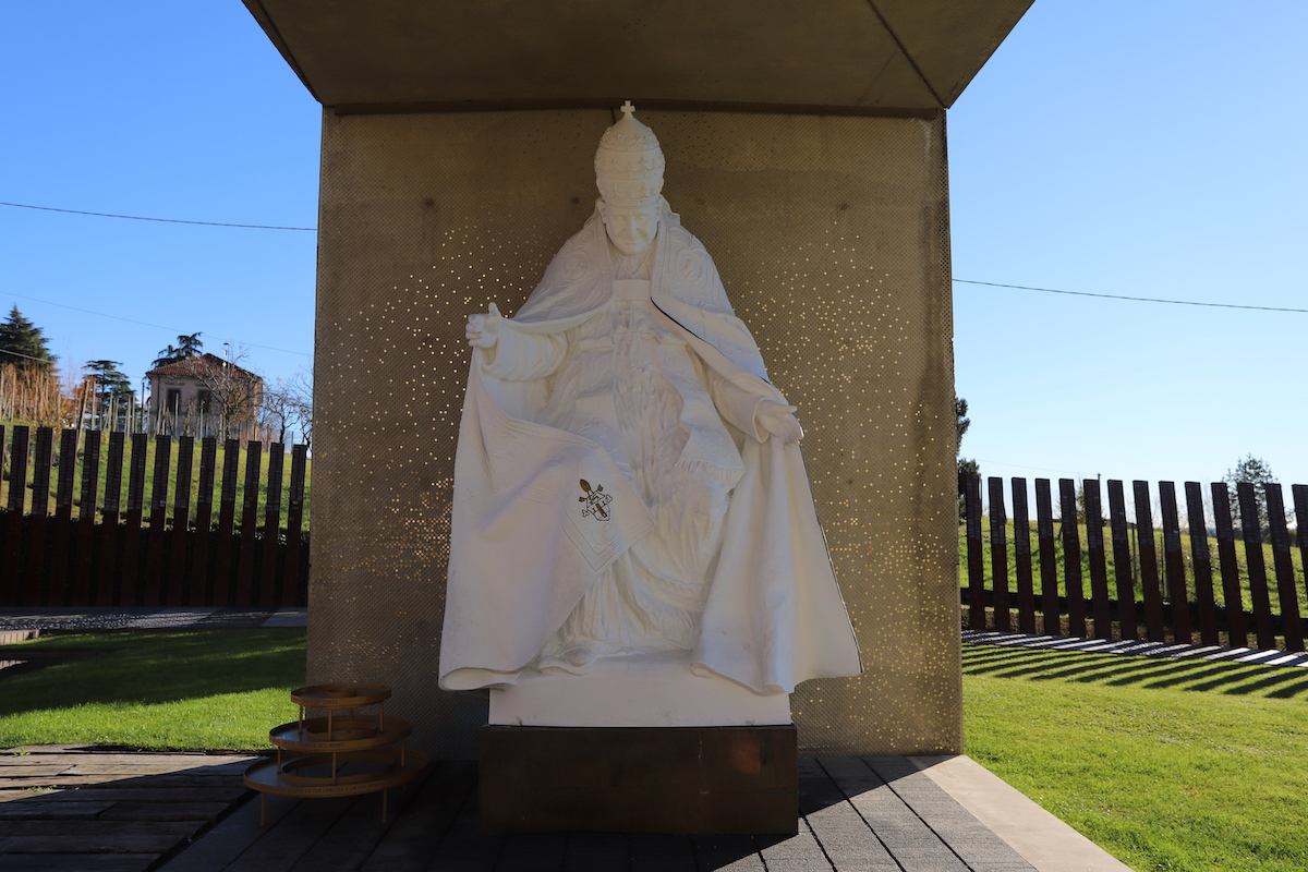 Sostieni il restauro della statua di Papa Giovanni XXIII - Seminario  Vescovile di Bergamo