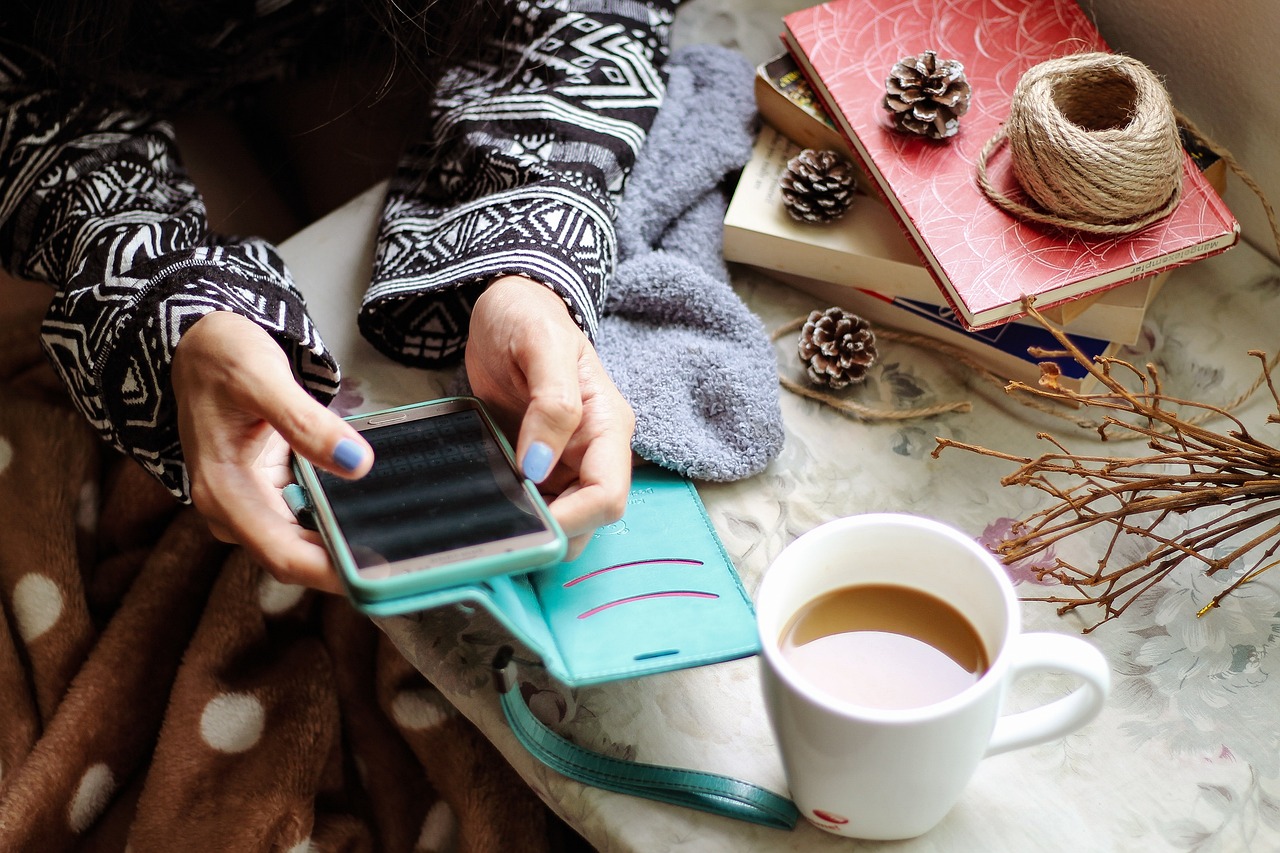 Ragazza al telefono (© Pixabay)