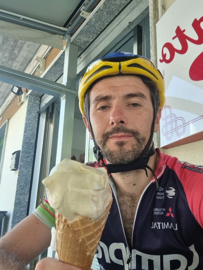 Damiano Bianchi, 37enne autista di bus di linea di Berzo Demo, in Valcamonica, era un grande appassionato di bicicletta. Domenica ha perso la vita a Schilpario 