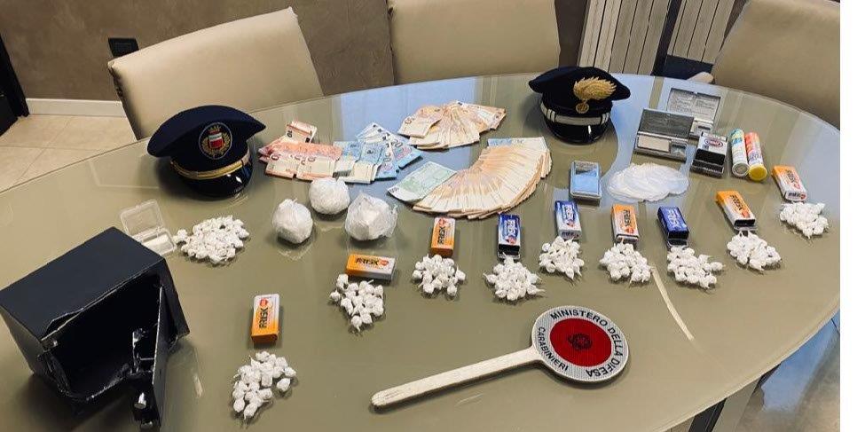 spaccio di droga (foto carabinieri)