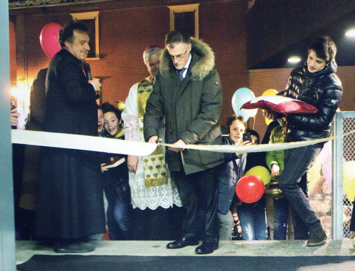 Dario Franchina taglia il nastro del nuovo Oratorio di Casnigo nel 2012