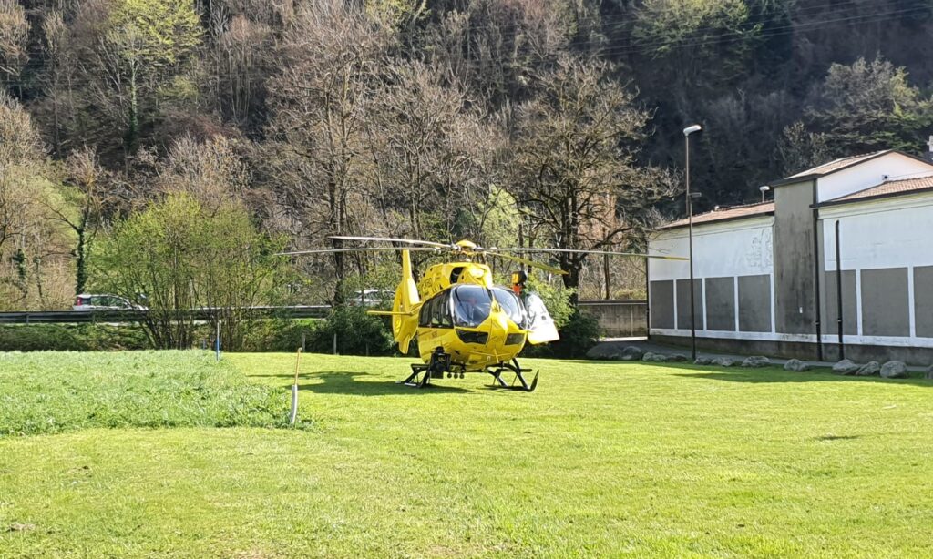 Elisoccorso atterrato accanto al cimitero di Fiorano al Serio 