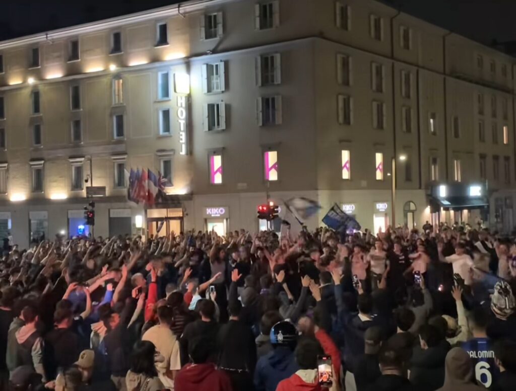 I tifosi in centro a Bergamo