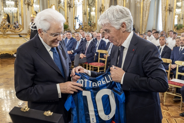 La consegna della maglia dell'Atalanta a Mattarella - Foto Quirinale