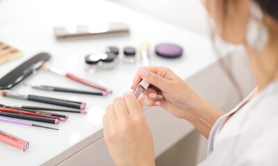 Ragazza con cosmetici