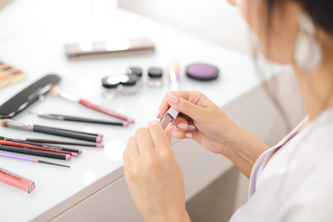 Ragazza con cosmetici