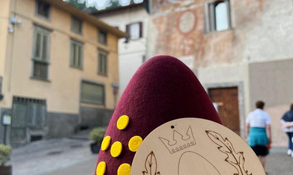 Il cappello dei baradei alegher con il medaglione simbolo dell'orobica celtic festival