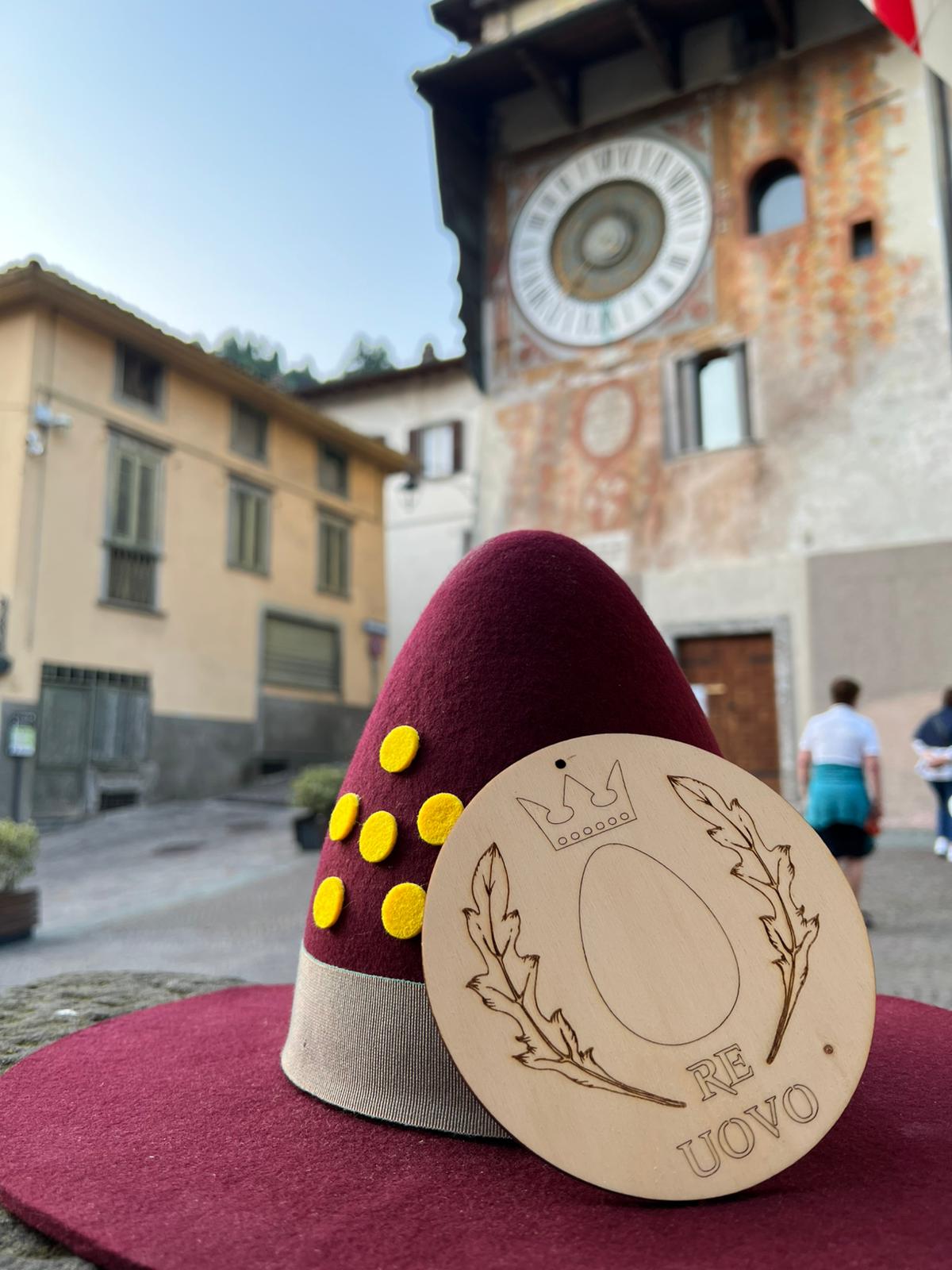 Il cappello dei baradei alegher con il medaglione simbolo dell'orobica celtic festival
