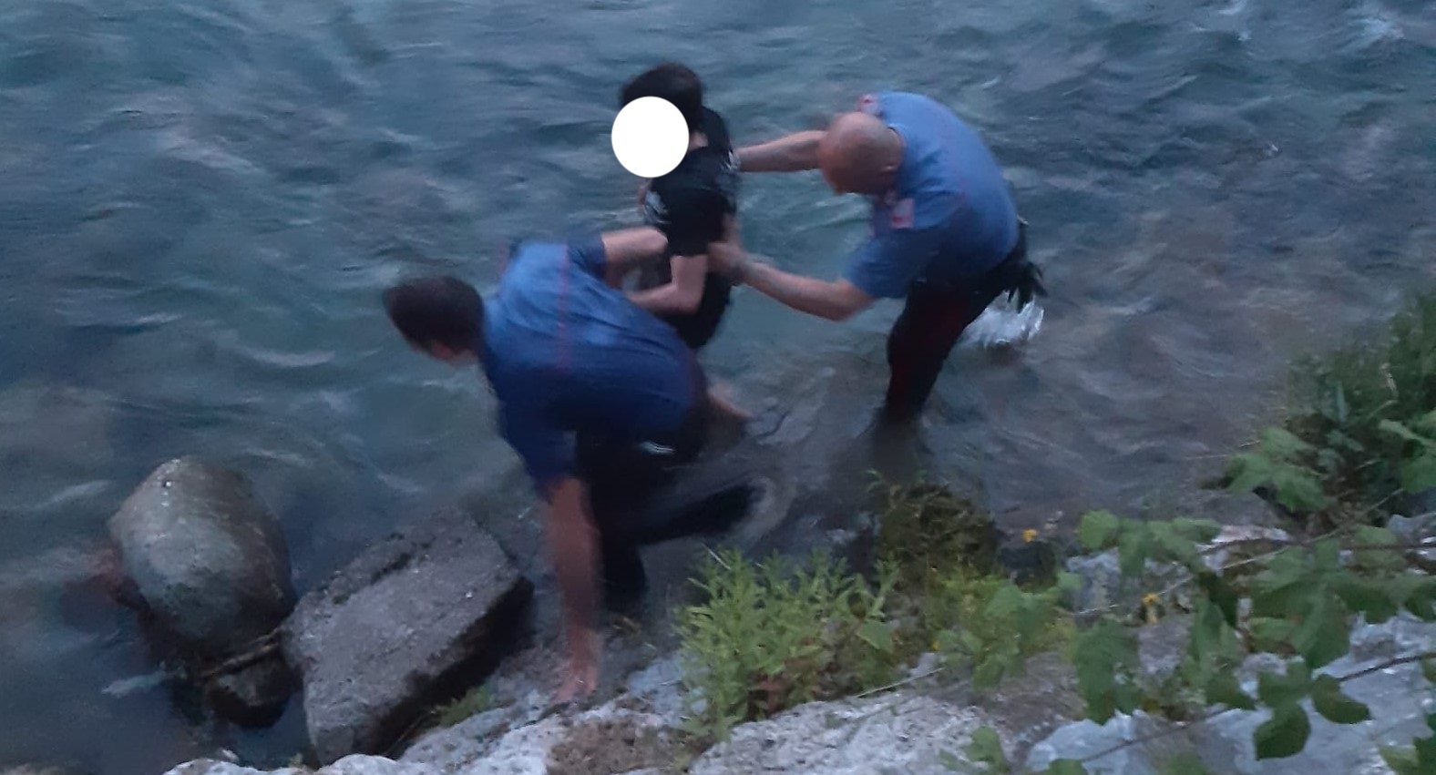 ragazzo ubriaco fiume