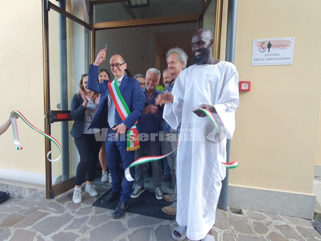 taglio del nastro casa associazioni albino