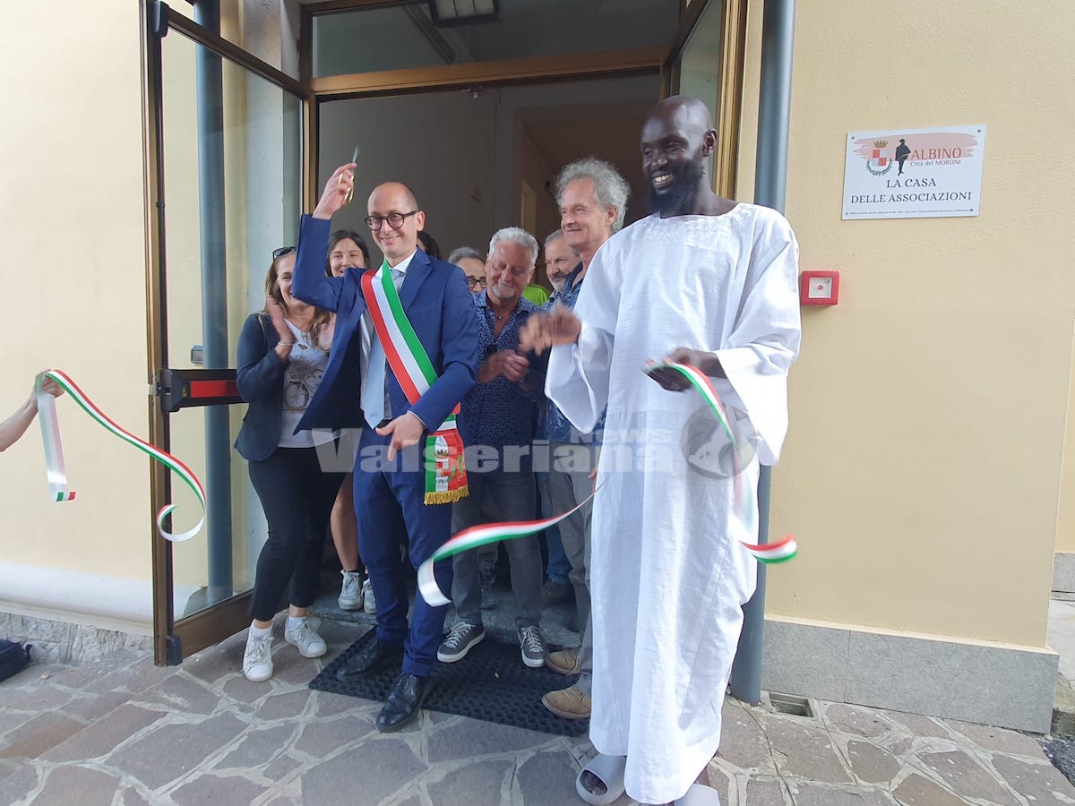 taglio del nastro casa associazioni albino
