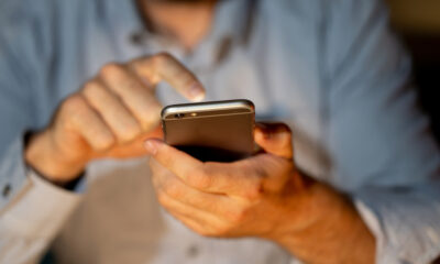 Ragazzo con lo smartphone