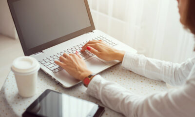 Ragazza lavora su notebook